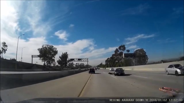 Il perd une echelle sur l'autoroute et provoque une collision entre 4 voitures