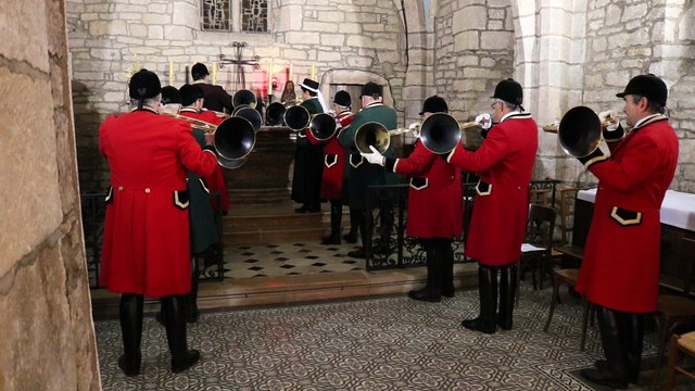 Sonneurs de trompe dans l'église de Brochon