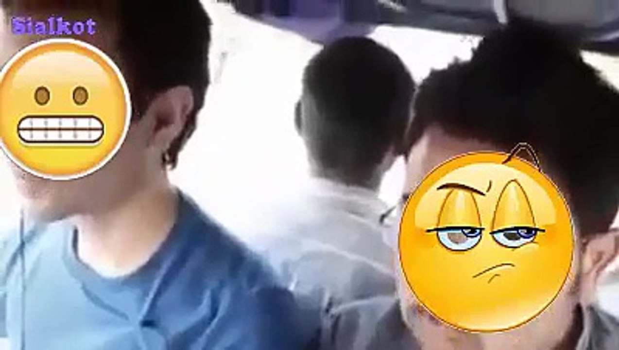 ‫یہ لڑکا بیچاری لڑکی سے رکشے مزے لے رہا تها کہ اچا
