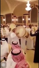 Il offre un iPhone 8 à tous ses invités!