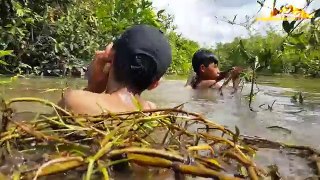 OMG!! Little Boys Catch Crocodile While Fishing - How To Catch Crocodile With Hand