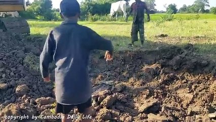 Ooop!! Two Brothers Catch Biggest Snake While Excavator Digging The Ground