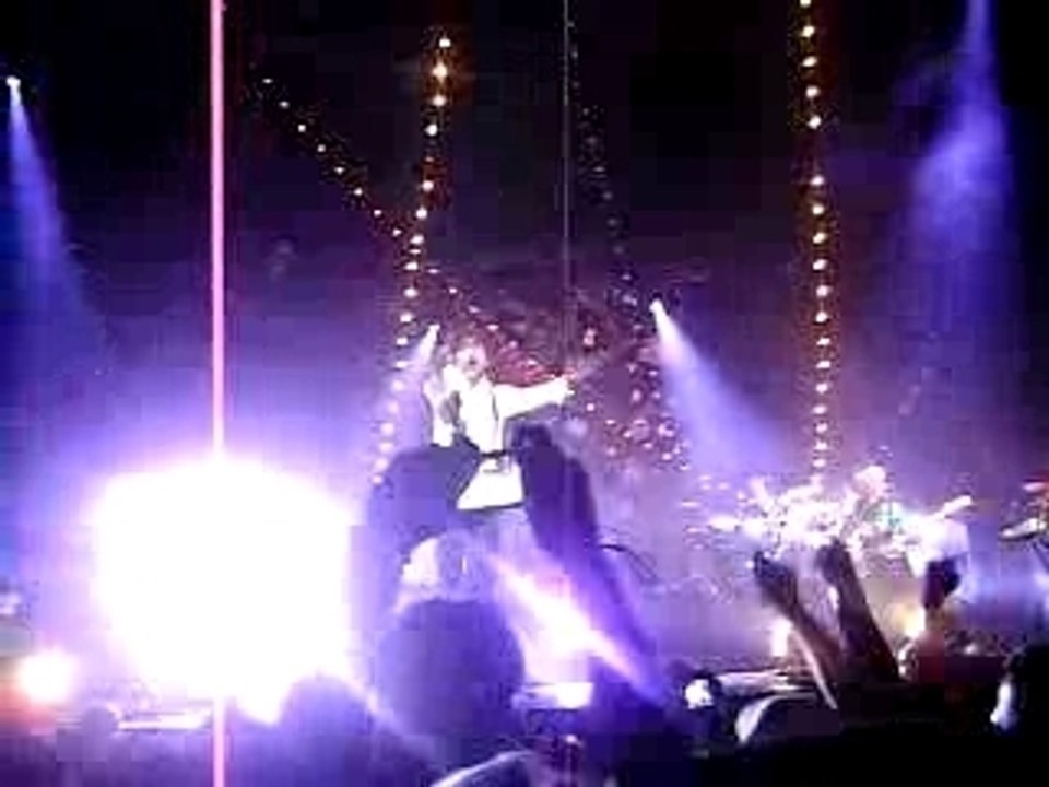 Mika met l'ambiance à forest national