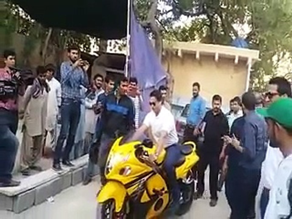 Fast Bowler Shoaib Akhter on Heavy Bike tribute to Shoaib Akhtar
