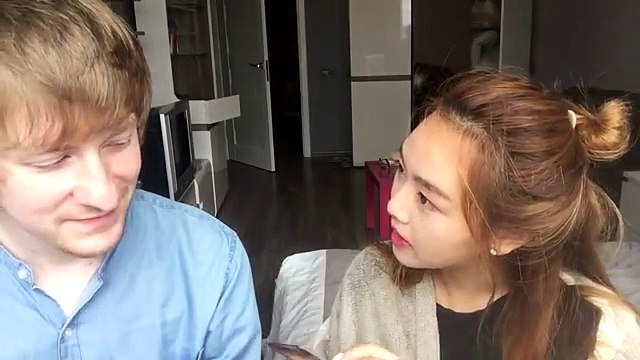 Русский парень ДЕЛАЕТ МАКИЯЖ кореянке КЁНХА. МАКИЯЖ ЧЕЛЛЕНДЖ-(Кyungha/Кёнха/경하)