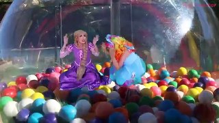 Rainbow Dash & Rapunzel TRAPPED in GIANT GUMBALL MACHINE! w/ Venom & Minnie Mouse in Real Life