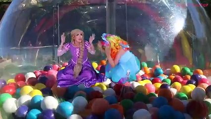 Rainbow Dash & Rapunzel TRAPPED in GIANT GUMBALL MACHINE! w/ Venom & Minnie Mouse in Real Life