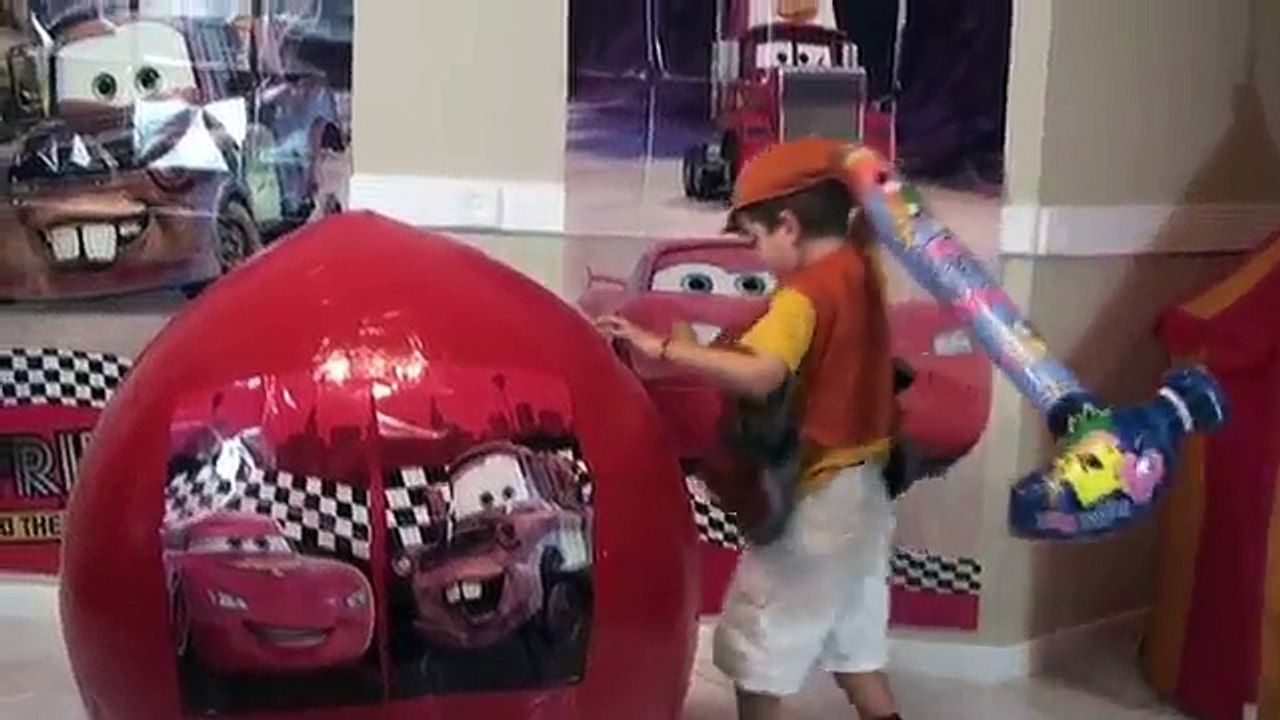 GIANT EGGS DISNEY PIXAR CARS SURPRISE EGG 2 LIGHTNING MCQUEEN AND TOW MATER DISNEY TOYS