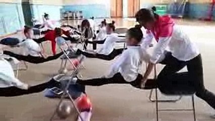 新体操の厳しい柔軟に励む子供たち　静かな体育館に響く少女たちのうめき声