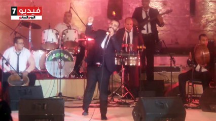 أحمد سعد يغنى "بحبك يا صاحبى" لايف