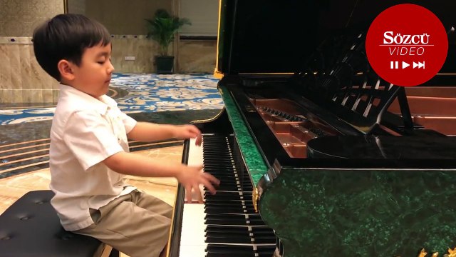 5 yaşındaki virtüöz izleyenleri büyüledi