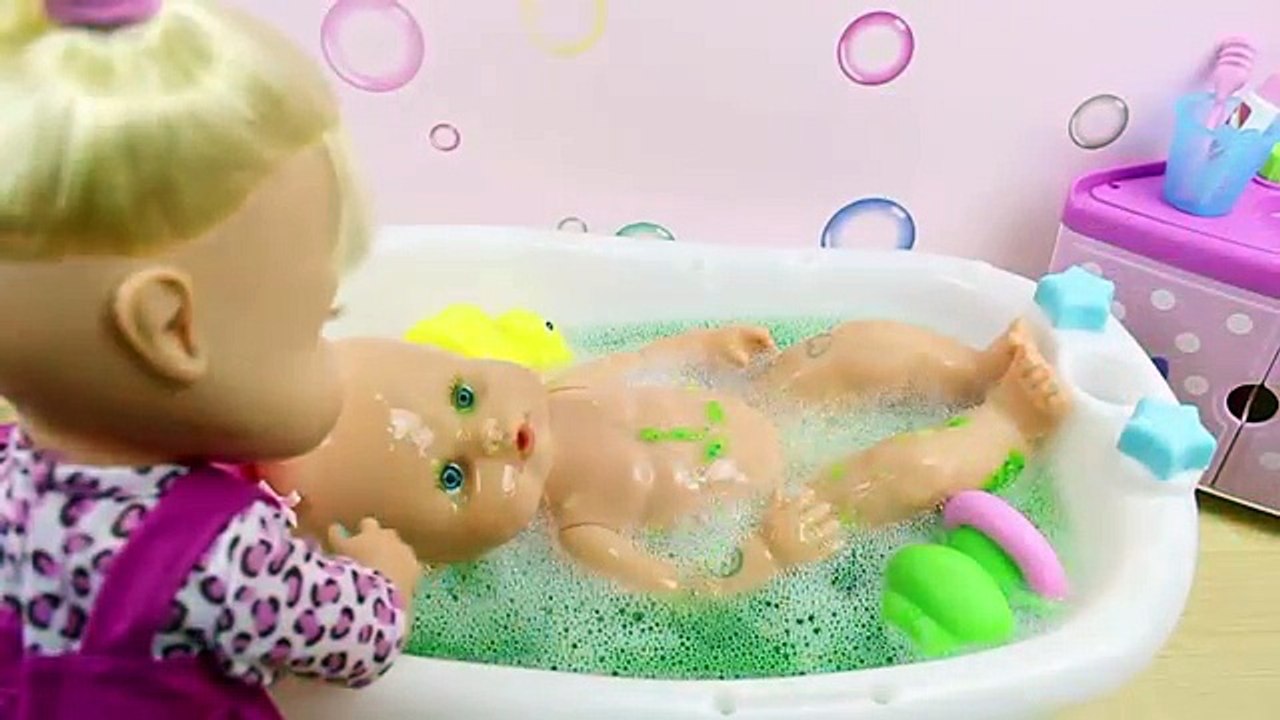 Aventuras en el baño de Las Bebés Nenuco Hermanitas Traviesas | Baño de Slime Baff Naia hace popó