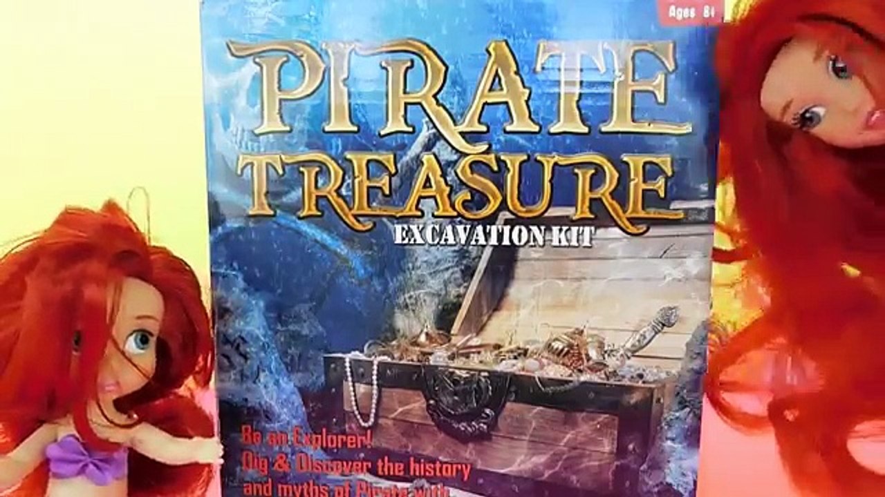 Little Mermaids Dig for PIRATE TREASURES!