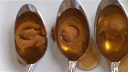 Doctores no se lo explican Calienta canela con miel de esta forma y trata la vista, la artritis