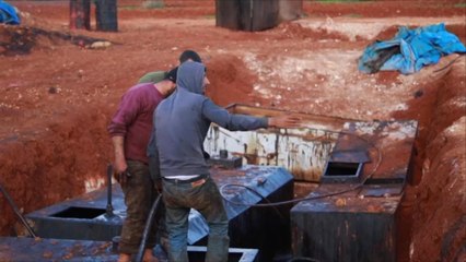 سكان إدلب يعانون من الغازات المنبعثة من معامل النفط