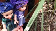 Mal and Evie toddlers play at the park and follow animals trail | Descendants Disney Dolls Toys