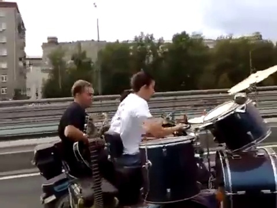 Ce groupe joue de la batterie et guitare sur une moto sidecar !