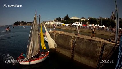 Emporté par le courant ce voilier se renverse sous un pont !