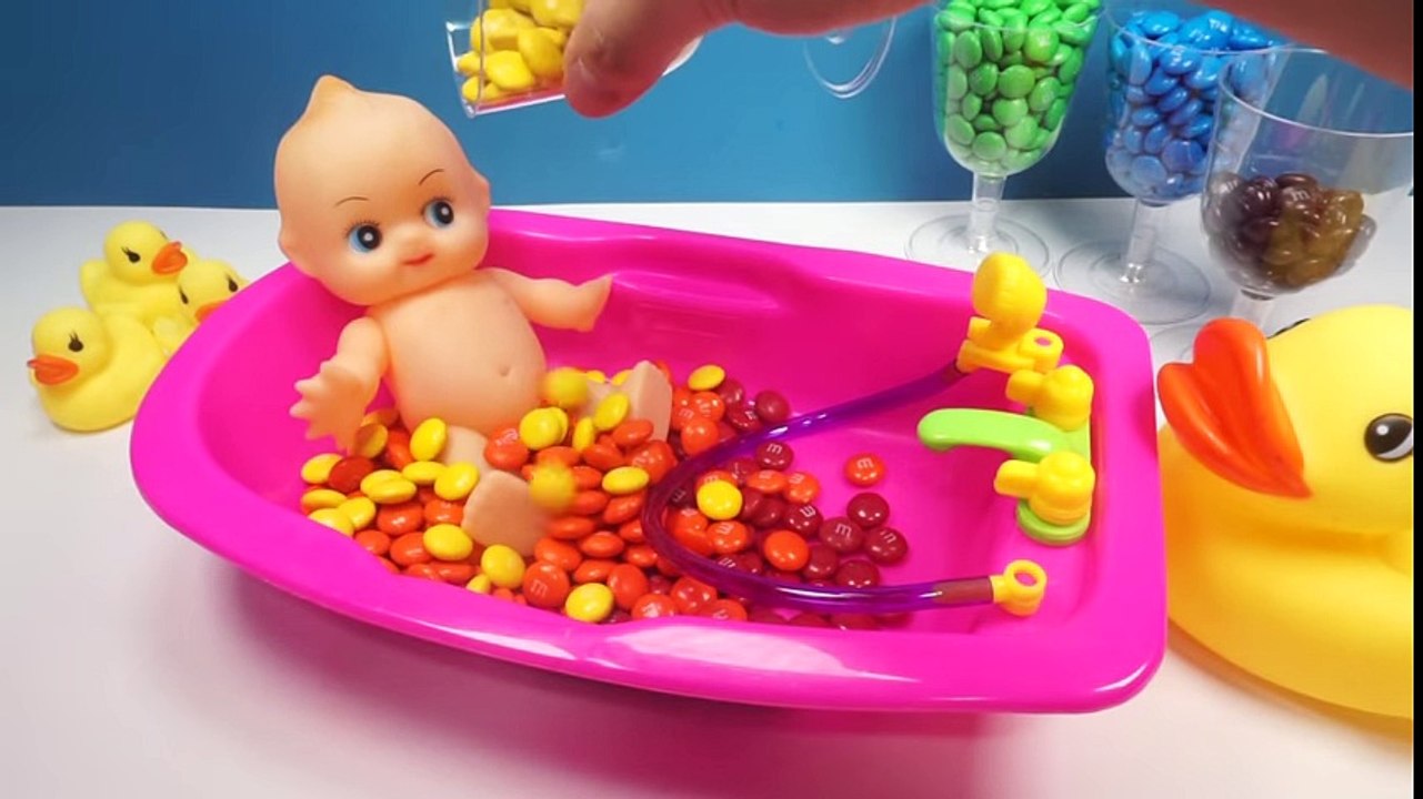 Baby Doll Bath Time With M&M Candy Learn Colors Ball Pit Show Surprise Toys Egg - Vidéo Dailymotion