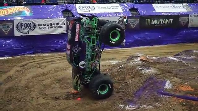 Record du monde avec ce Monster Truck en équilibre sur ses deux roues avant