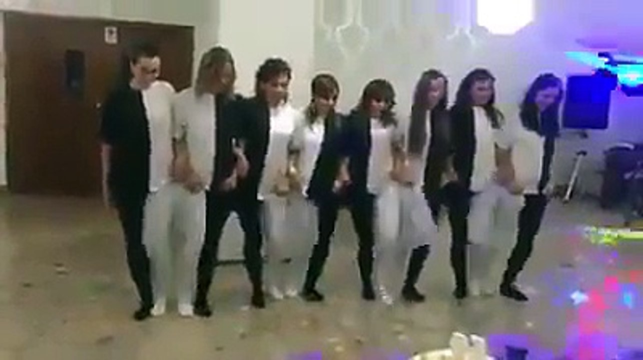 Des filles font une chorégraphie perturbante