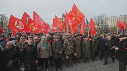 Los diputados comunistas rusos hacen una ofrenda floral al mausoleo de Lenin