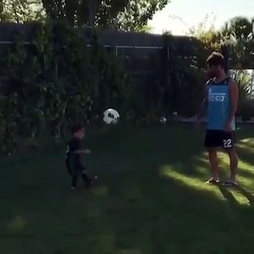 En tongs, Isco claque un petit pont à son fils dans son jardin