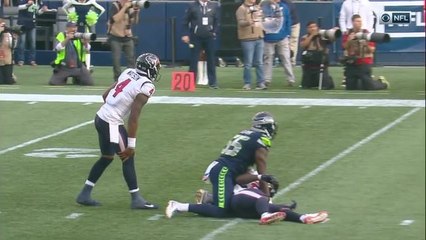 Deshaun Watson hits Will Fuller for a 5-yard gain