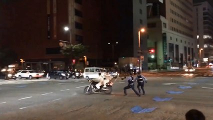 Deux motards provoquent la police avec une perche.