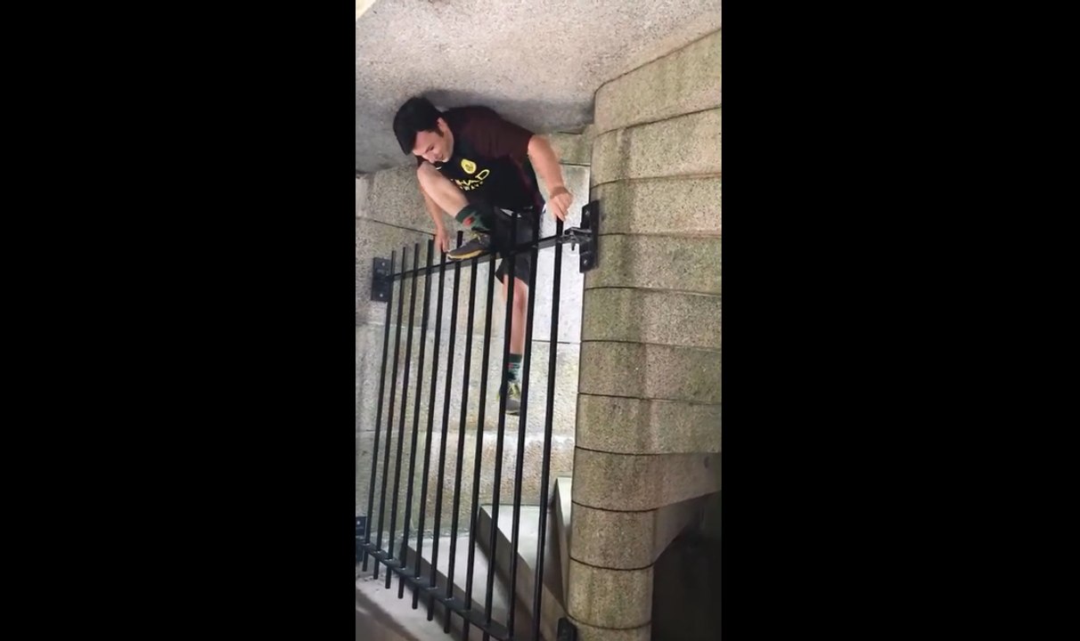 Ce gars a failli s'éclater la tête contre le sol.