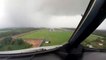 Ce pilote de ligne atterrit en traversant un nuage très dense... Impressionnant et magnifique