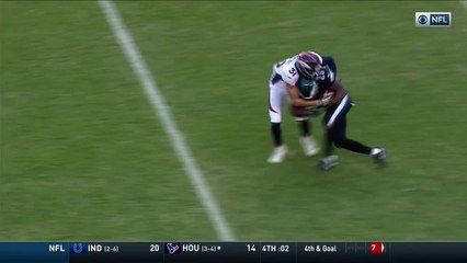 Wendell Smallwood finds room to run on a 26-yard gain