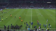 Les supporters des Verts envahissent la pelouse de Geoffroy-Guichard - Saint-Etienne VS Lyon (05-11-2017)