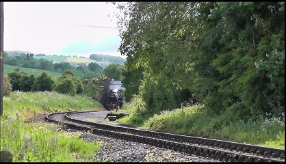 Locomotive à Vapeur Britannique passe en tirant un Train de Marchandises