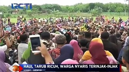 Скачать видео: Rebutan Tumpeng Ricuh, Warga Nyaris Terinjak-injak