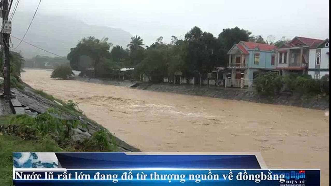 Quảng Ngãi Lũ cuồn cuộn đổ về xuôi, nhà dân ngập lút nóc