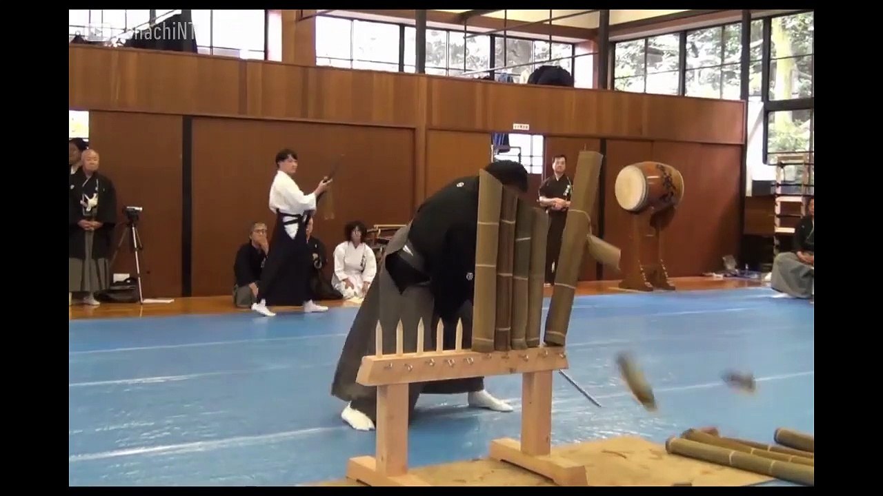 Ils tentent de couper plusieurs gros bambous en un seul coup avec un katana !