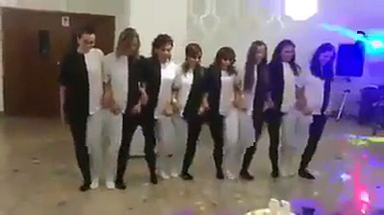 Des filles font une chorégraphie très perturbante avec un costume génial !