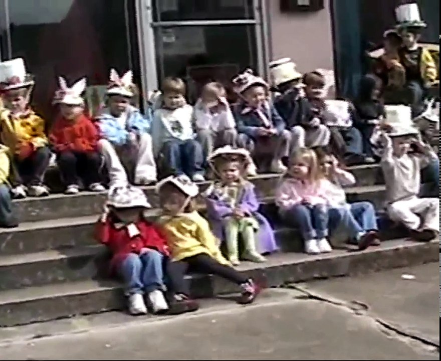 014 Ellen na Cesta e chapeu de pascoa
