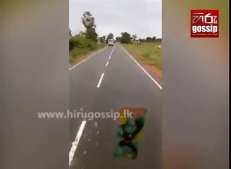 ප්‍රයිවට් බස් රියදුරා දැමූ වෙට්ටුව නිසා ලංගම බස් රථයක් වවුනියාවේදී පෙරලී ගිය හැටි කැමරාවේ සටහන් වෙයි