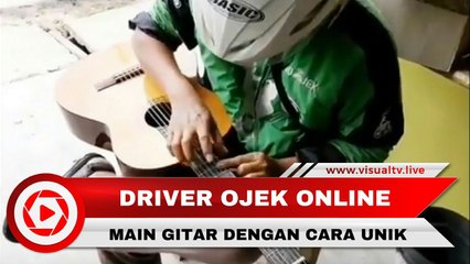 Keren! Pengemudi Gojek Main Gitar dengan Cara Unik
