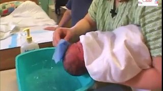 Donner le bain au bébé