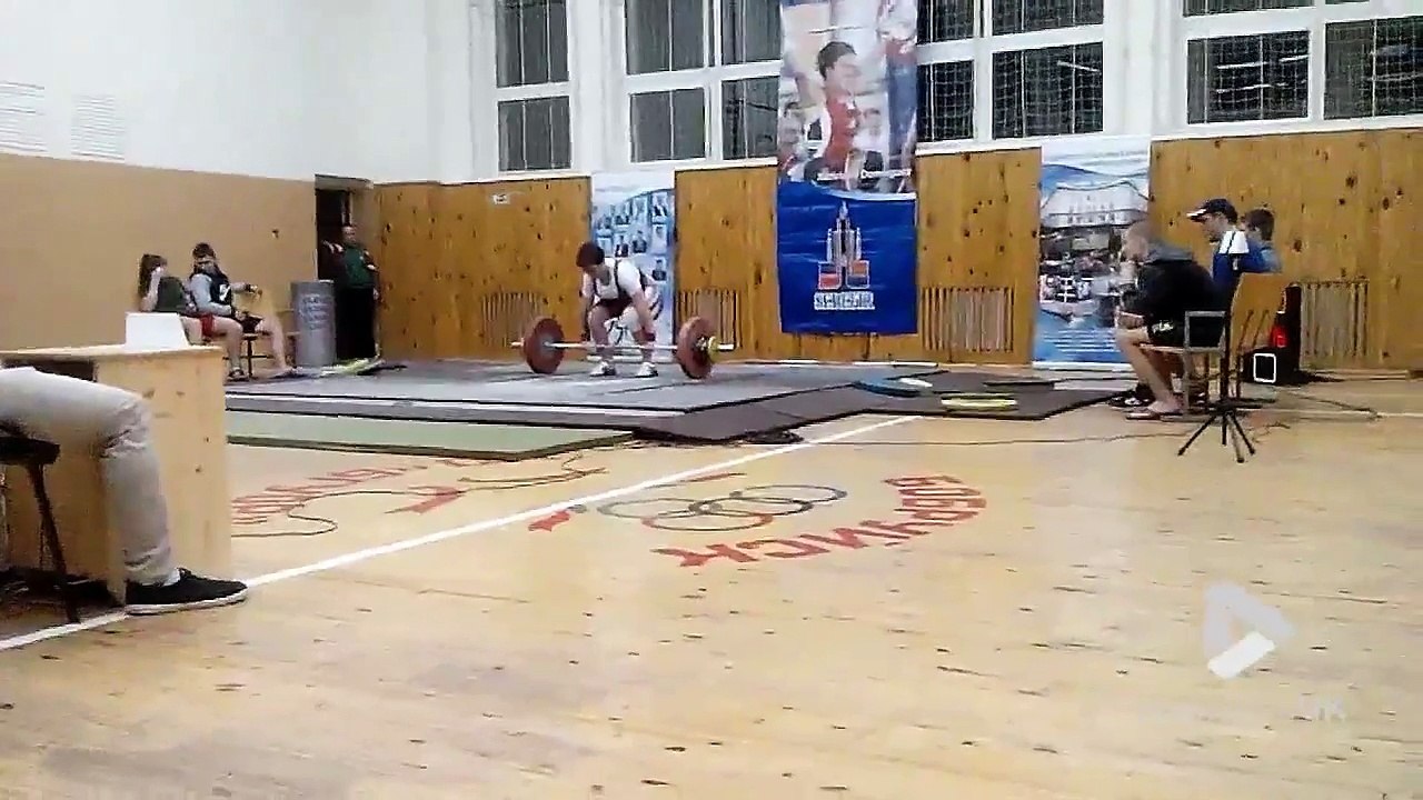 Weightlifter passes out during contest