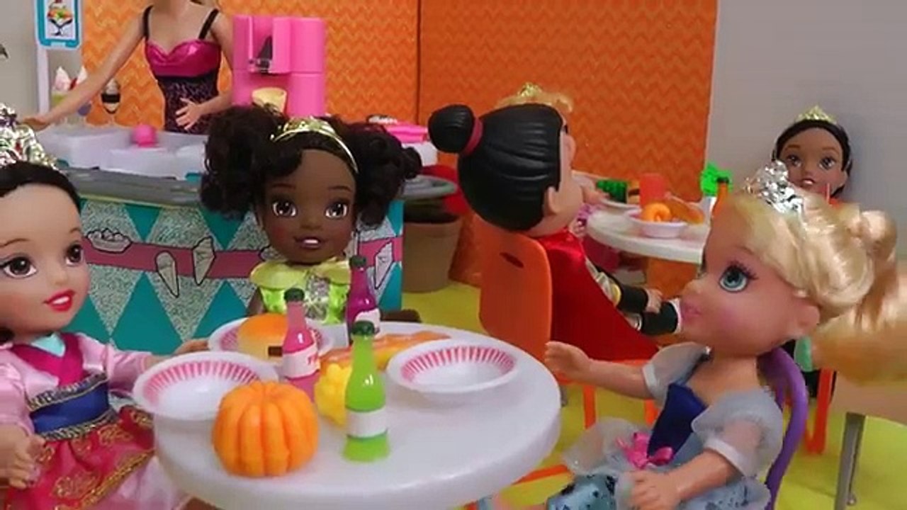 CAFETERIA at SCHOOL ! Elsa & Anna toddlers - One gets Sick - BULLY - Lunch - Fast Food - Hotdogs