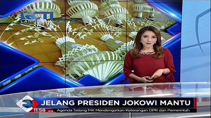 Warga Solo Sibuk Rangkai Penjor Pernikahan