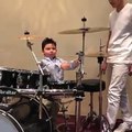 A 3 ans il joue déjà de la batterie dans un Groupe de musique !