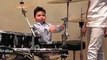 A 3 ans il joue déjà de la batterie dans un Groupe de musique !