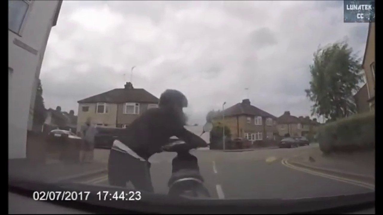 Ce scooter se jette sur la voiture de mamie pour l'assurance !