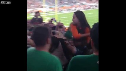 Evacuée d'un stade elle se prend un pain par le policier ! KARMA !