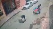 جب ان لوگوں کو چوری کرنے کو کچھ نہ ملا تو دیکھیں انہوں نے سڑک سے کیا چورا لیا۔ ویڈیو: عاطف اعجاز۔ لاہور
